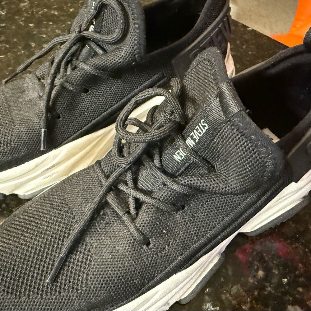 Steve Madden Mens Black and White Sneakers 9